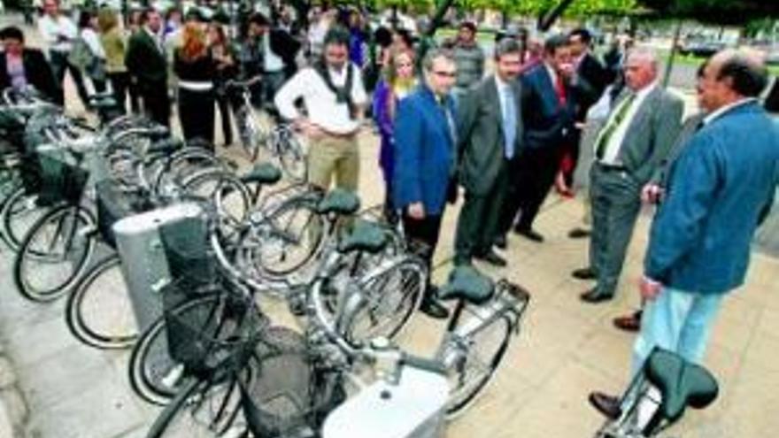 El servicio público de bicicletas empieza a funcionar con un centenar de abonados