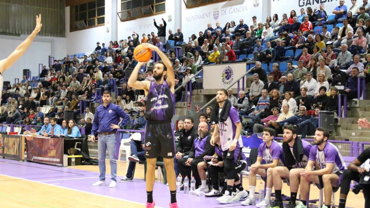 Alejandro Mesa observa una acción de Proinbeni el pasado sábado en Gandia