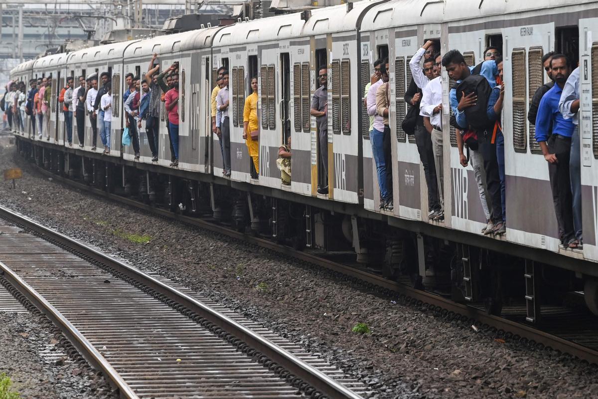 Hora punta en la estación de tren en Bombay