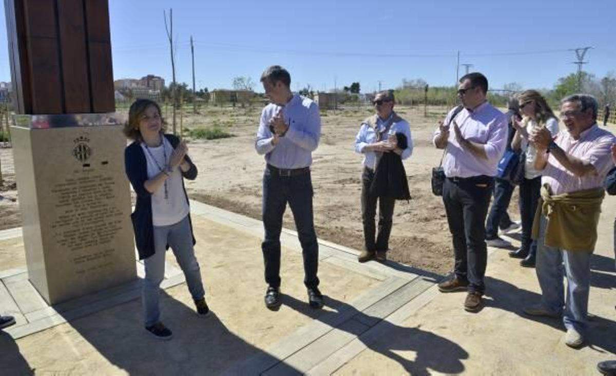 Alzira exhibe una placa inaugural con treinta erratas