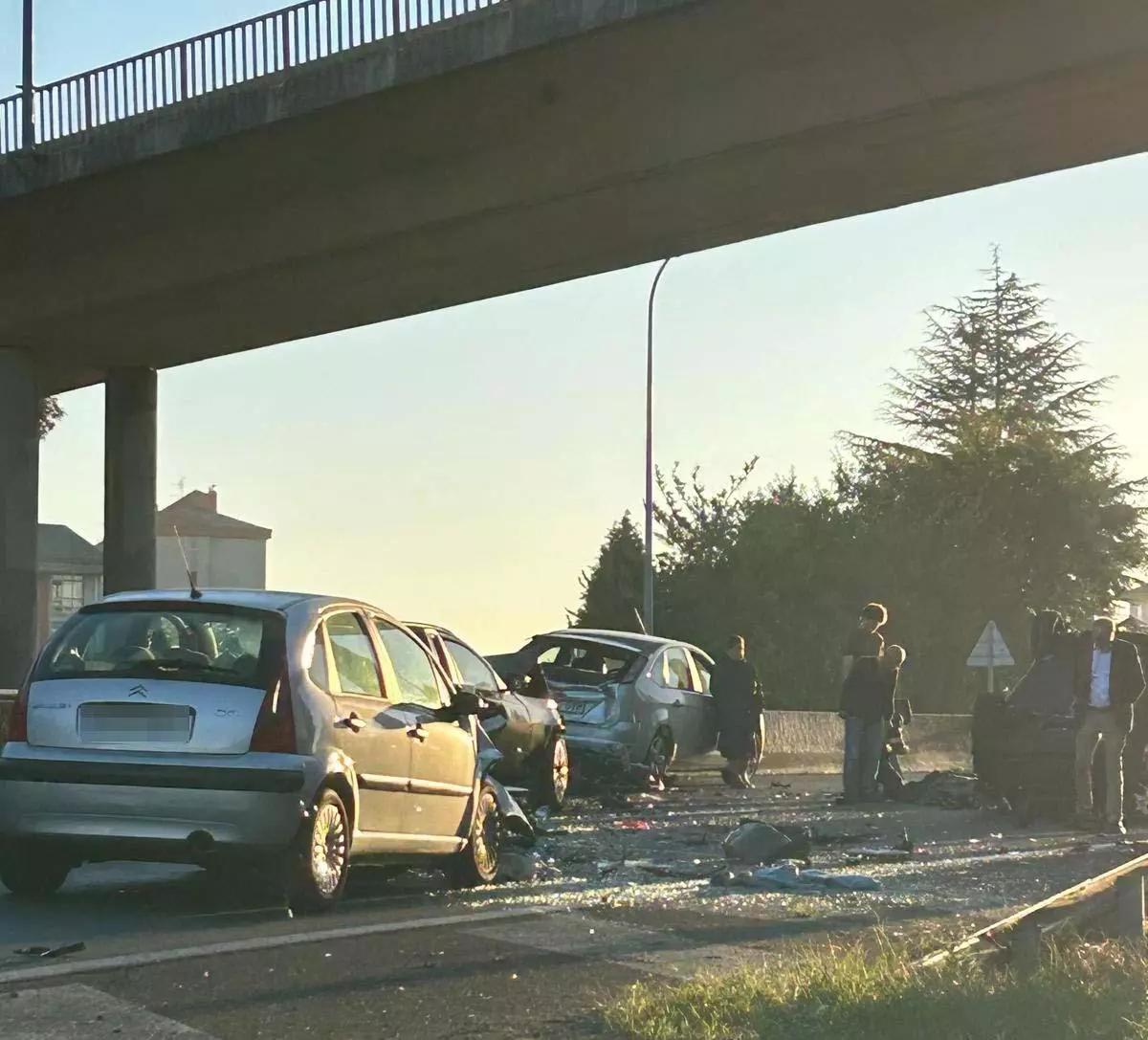 Daños en varios de los vehículos implicados en el accidente múltiple registrado en la AP 9 a la altura de O Burgo