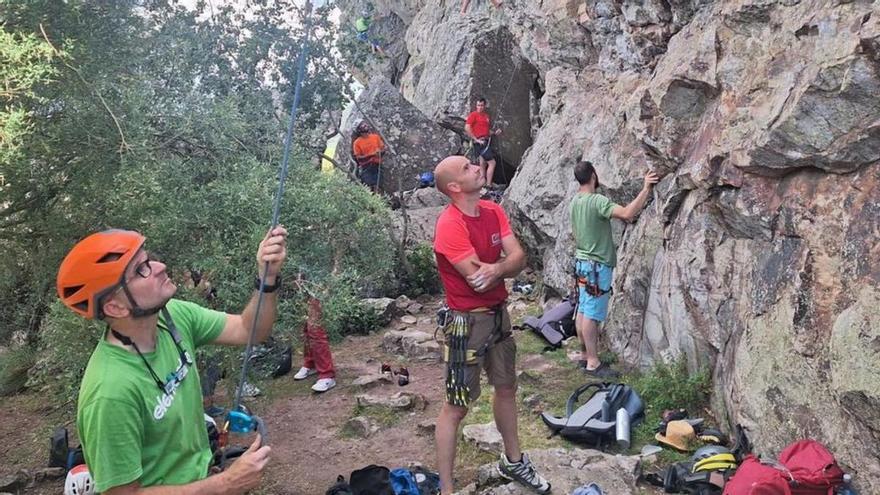 Concentración de escaladores en Arrabalde. | E. P.