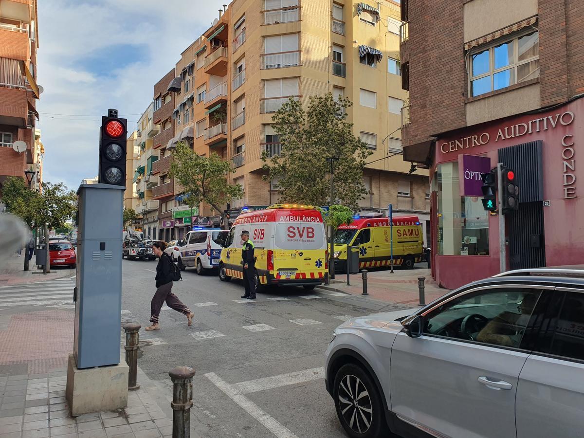 Imagen de la Policía Local y servicios sanitarios en el accidente en la avenida Condes de Soto Ameno.