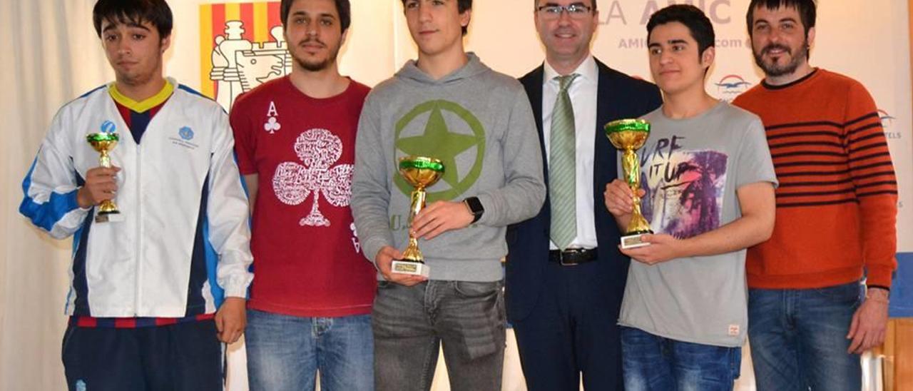 Los primeros tableros juveniles posan tras la entrega de trofeos.