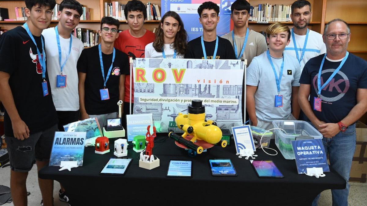 Alumnos y docente del IES Tías con su proyecto de robot submarino presentado a Retotech.