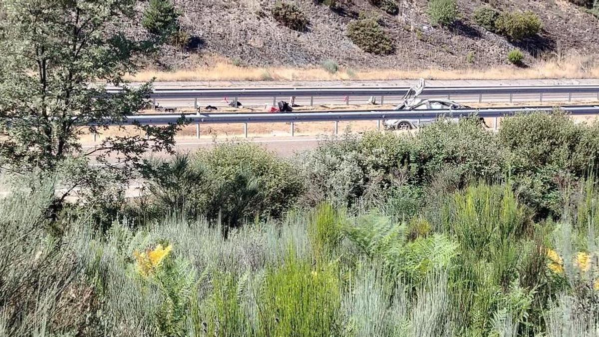 Un hombre queda atrapado tras salirse de la vía con su turismo en la A-52, en Palacios de Sanabria