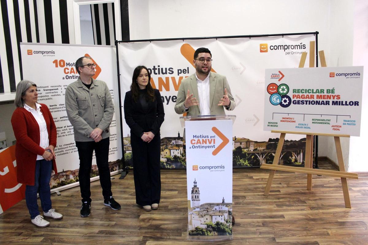 Nico Calabuig, junto al resto de regidoras y regidores del grupo municipal de Compromís.
