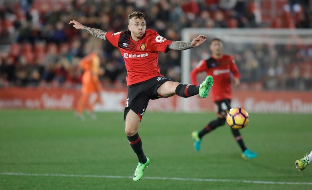 Mit dem sechsten Saisonsieg hat sich Real Mallorca erstmal wieder aus dem Tabellenkeller rausgeschossen. Der Zweitligist gewann am Sonntagabend (12.2.) im Stadion von Son Moix gegen Rayo Vallecano mit 2:1.