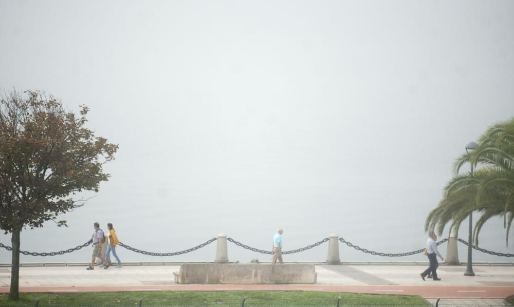 A Coruña, cubierta por la niebla