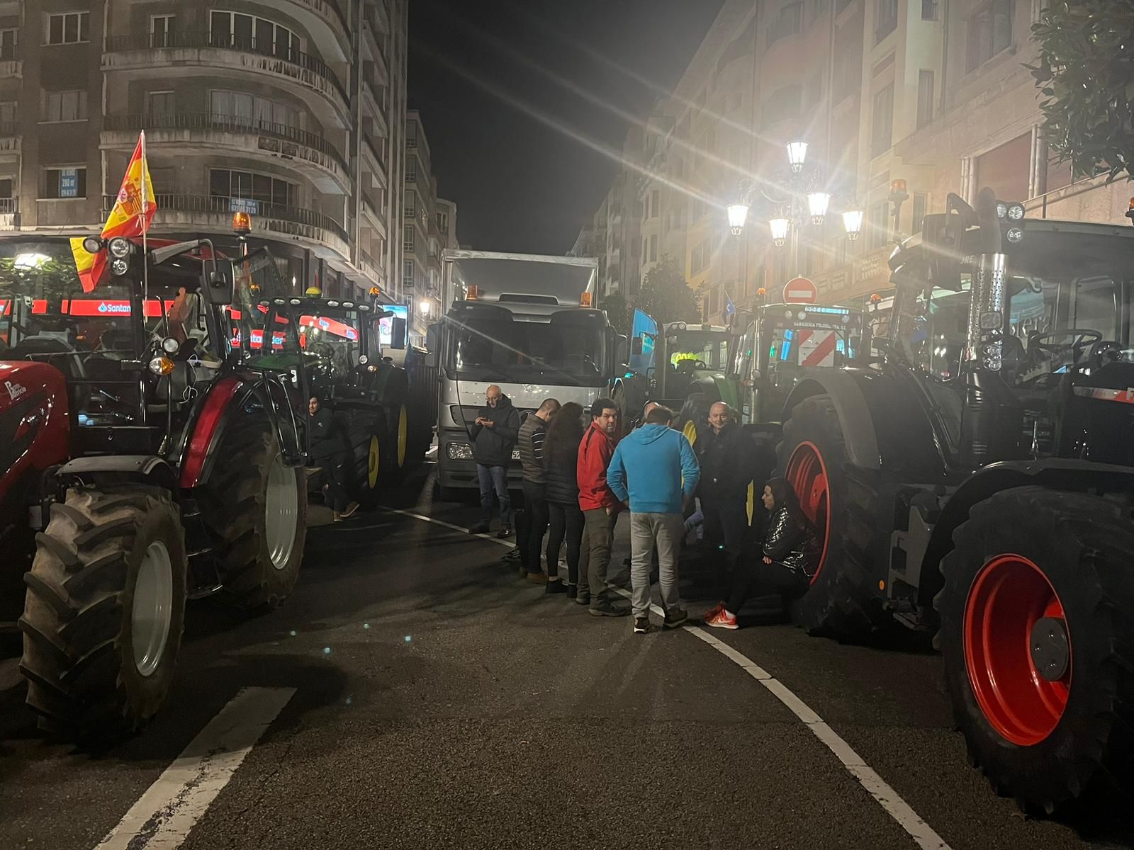 Así pasan la noche los ganaderos de protesta en la calle Uría de Oviedo