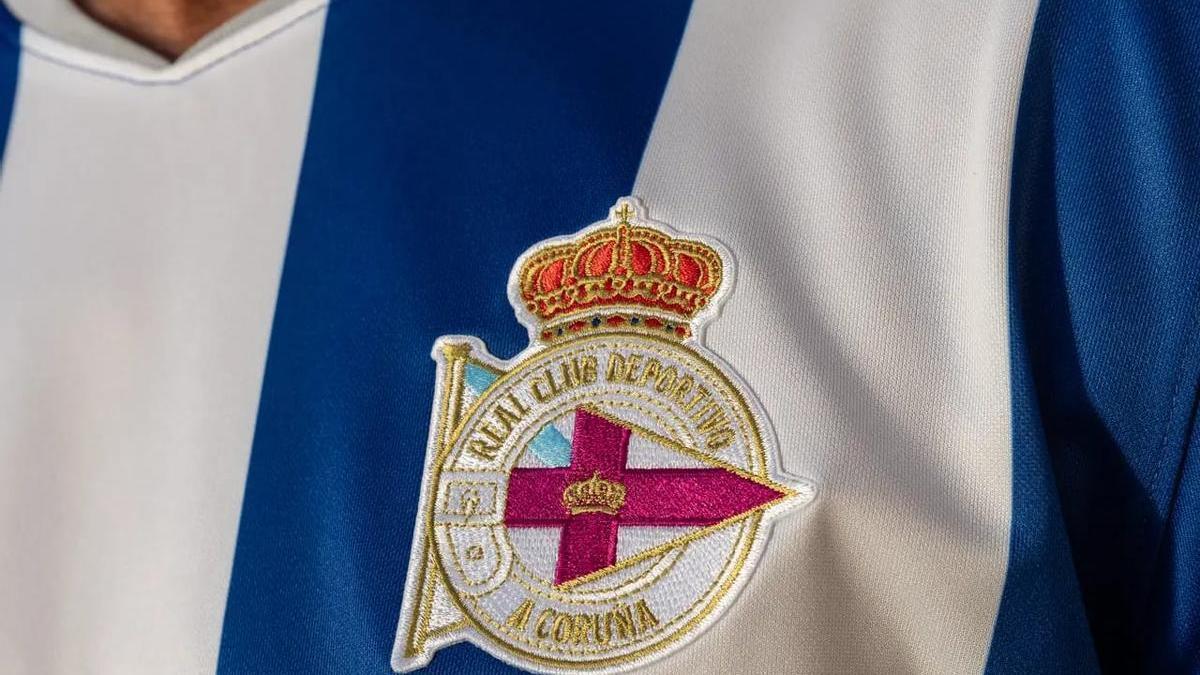 El escudo del Deportivo, bordado en la nueva camiseta de esta temporada.