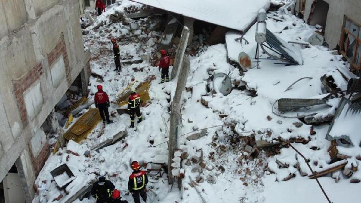 El equipo donde se encuentran los tres bomberos de Córdoba, entre nieve y escombros.