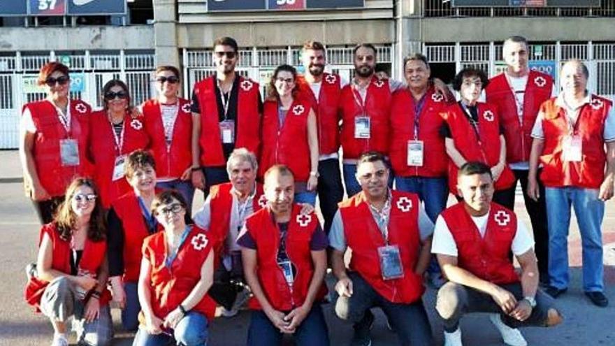 Els voluntaris de la Creu Roja col·laboren amb els socis del Barça