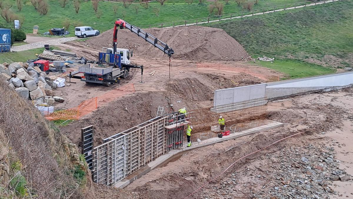 En imágenes: avanza la obra de remodelación de los accesos a la playa de Tapia