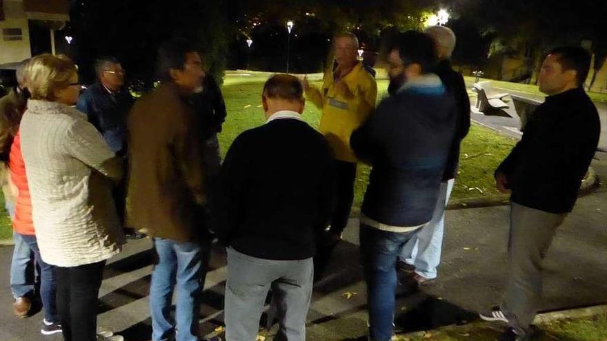 Imagen de los vecinos residentes junto a la N-VI, reunidos ayer en Beiramar.