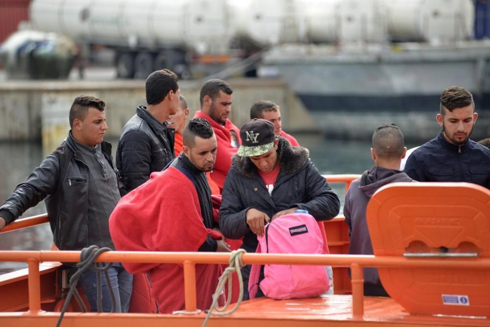 Localizan cuatro pateras con 39 personas frente a la costa de Cartagena