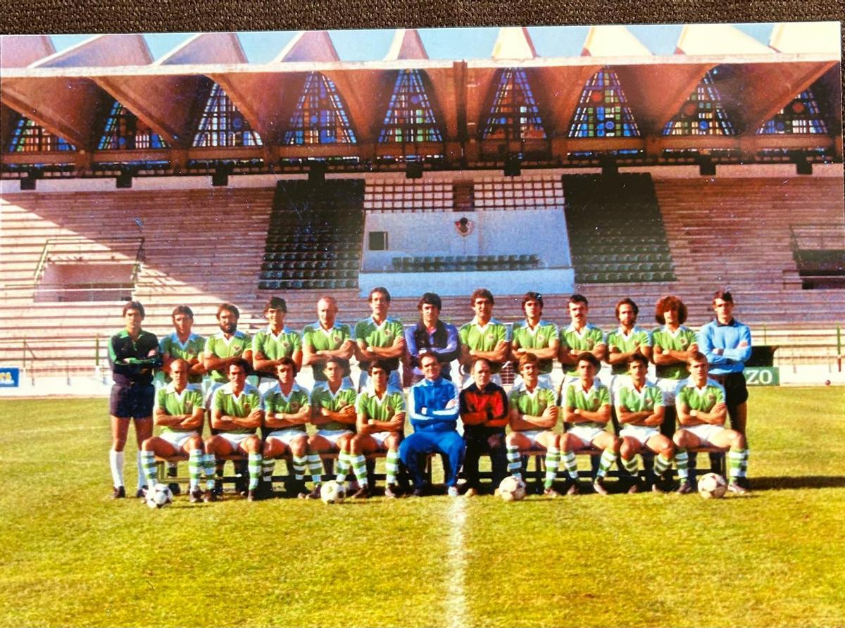 Equipo del Cacereño de la temporada 1980-1981, en el que jugaron los cuatro homenajeados.