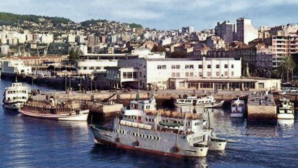 A dársena de A Laxe no ano 1984.