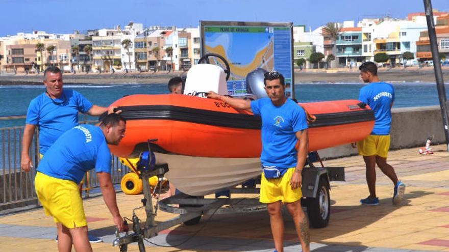 Socorristas junto a la embarcación que atenderá los servicios de emergencia en la playa de Arinaga.