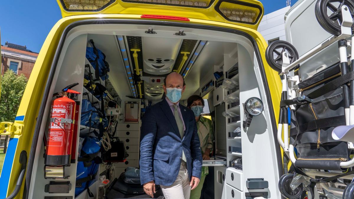 El viceconsejero de Asistencia Sanitaria, Jesús García-Cruces presenta la nueva ambulancia de emergencia enfermera de Fermoselle