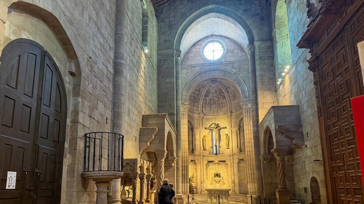 Visitantes contemplar el sepulcro que se iluminará.