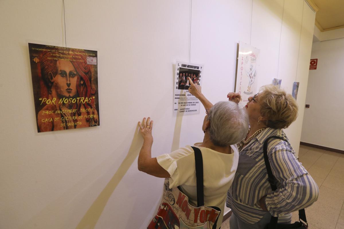 Ladies del Teatro repasan sus 25 años sobre los escenarios con una exposición en Sagunt.