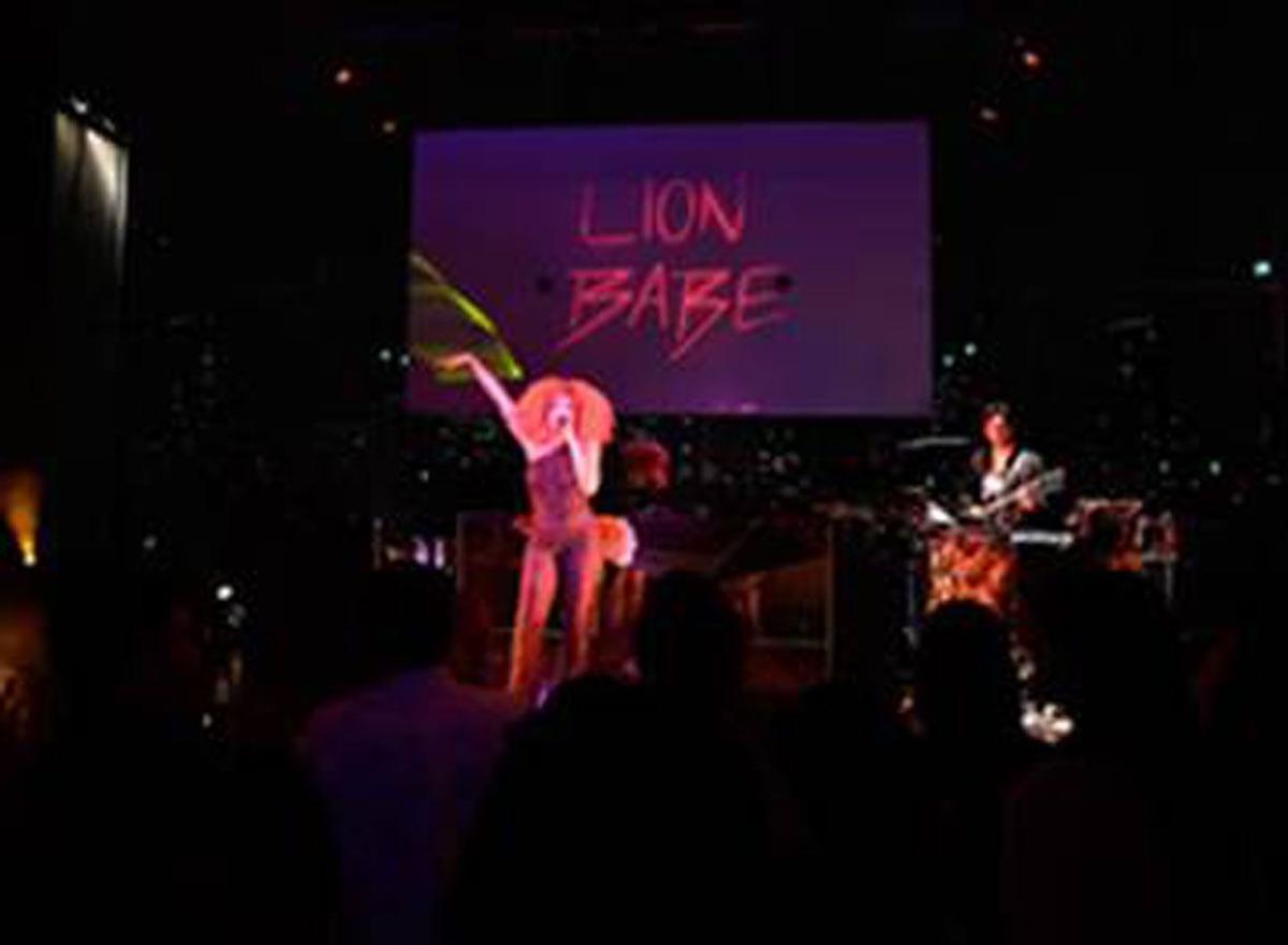 Actuación de Lion Babe durante la fiesta de Michael Kors