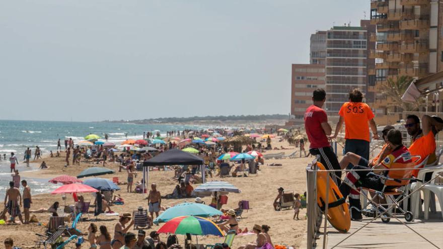 Socorristas en la playa de Arenales esta Semana Santa