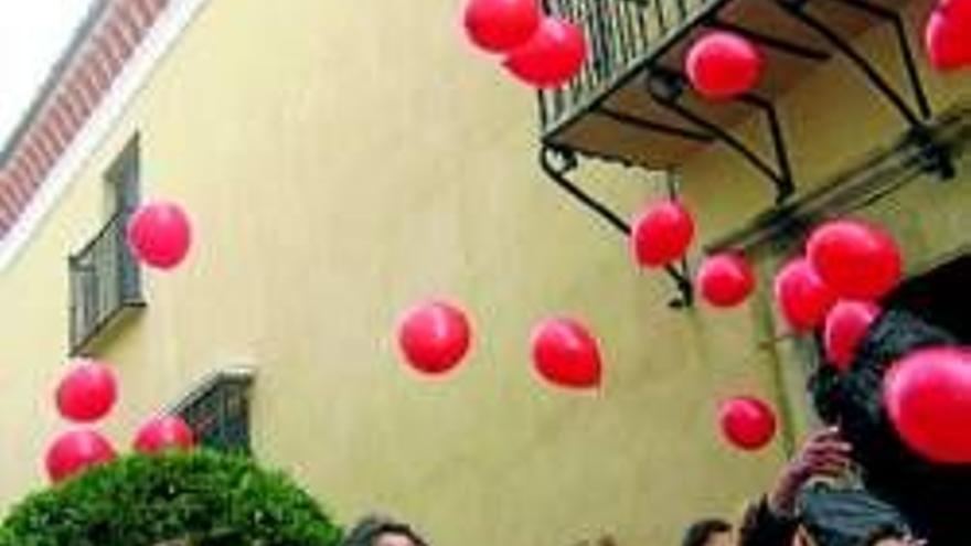 Celebran el día mundial contra el sida con suelta de globos y lazos