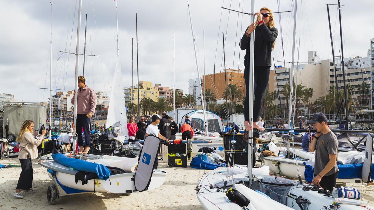 Varios regatistas, preparando sus embarcaciones para la Mallorca Sailing Center Regatta