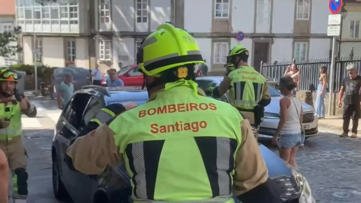 Rescatan a un niño atrapado dentro de un coche en la Rúa do Hospitaliño, en Santiago