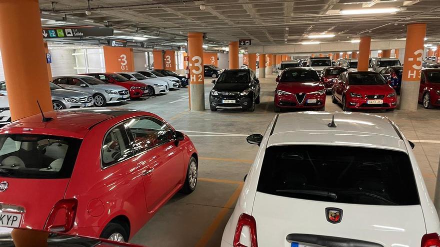 Varios de los vehículos que ya están expuestos en el parking del aeropuerto de Vigo. / Cedida