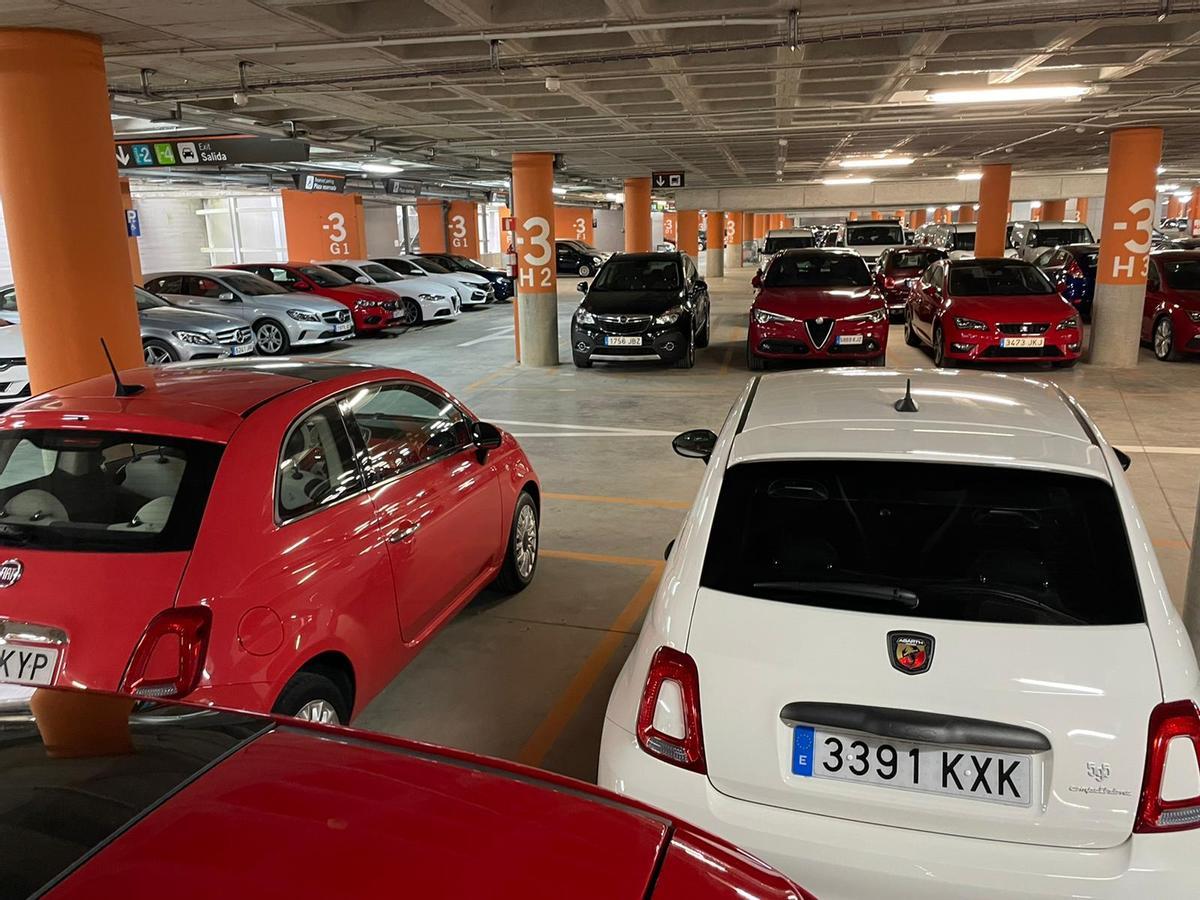 Varios de los vehículos que ya están expuestos en el parking del aeropuerto de Vigo. / Cedida