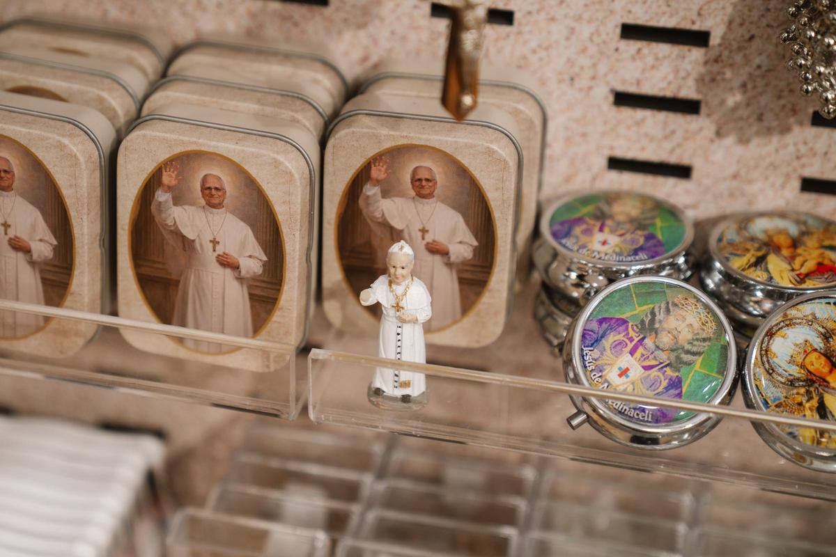 Taza, camisetas e imanes: todos los souvenirs por la visita del papa León XIV a Madrid