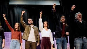 Las dirigentes de Podemos Ione Belarra (i) e Irene Montero (c), participan junto al candidato de Podemos-Alianza Verde a la Presidencia de la Junta de Castilla y León, Miguel Ángel Llamas (2i) y al coordinador general de Alianza Verde Juan López de Uralde, en un acto de campaña en Valladolid.EFE/Nacho Gallego
