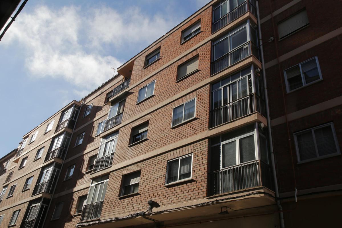 Edificio desde donde un hombre se ha tirado por la ventana tras sufrir un brote psicótico.