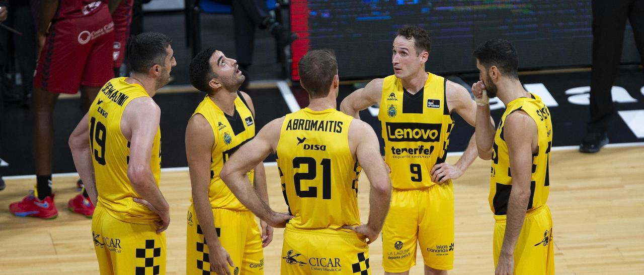 Los jugadores del Lenovo, durnate una pausa en el partido del pasado sábado en Murcia.