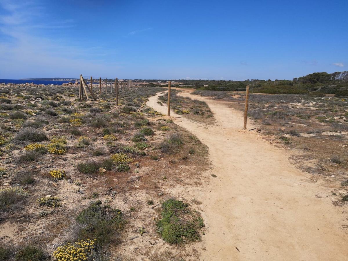 La valla impide transitar por el camino senderista reconocido por el Ayuntamiento.
