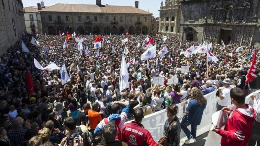 Miles de manifestantes ayer en la Praza da Quintana en Santiago.  // Óscar Corral