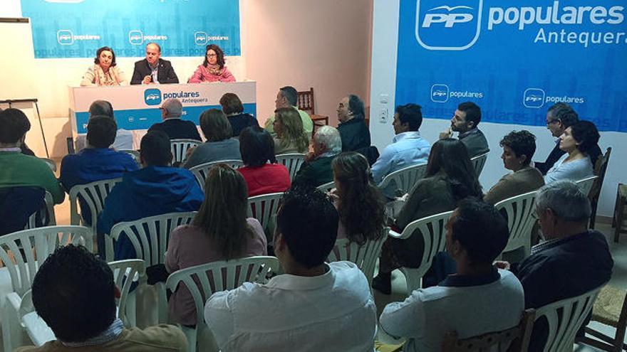 Una imagen de la reunión de los populares de Antequera.