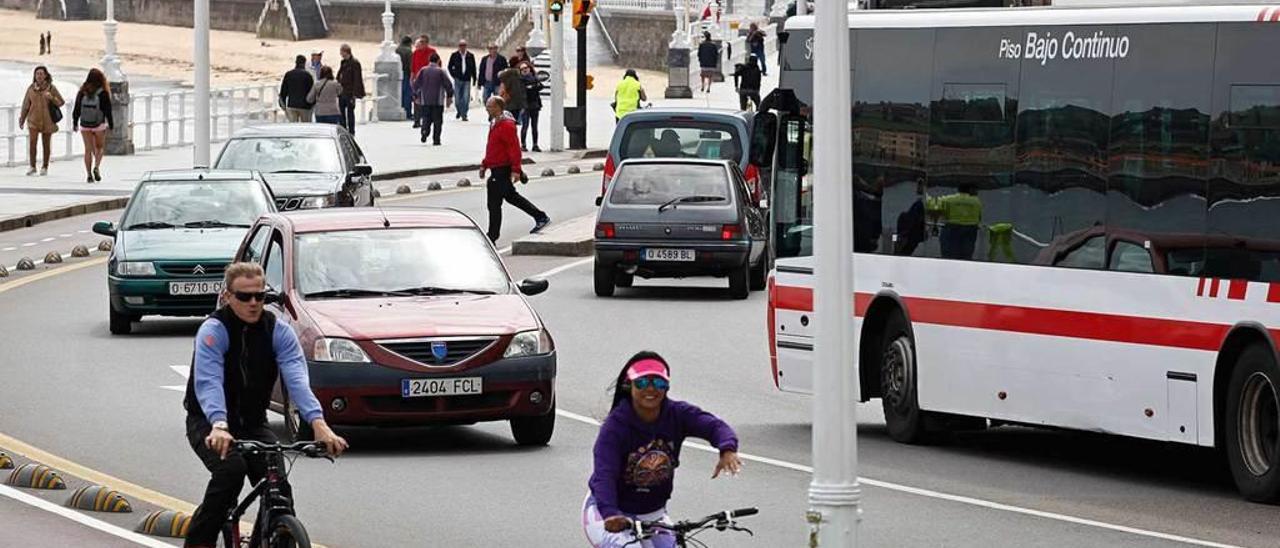 Tráfico vehicular y ciclista en el paseo del Muro.