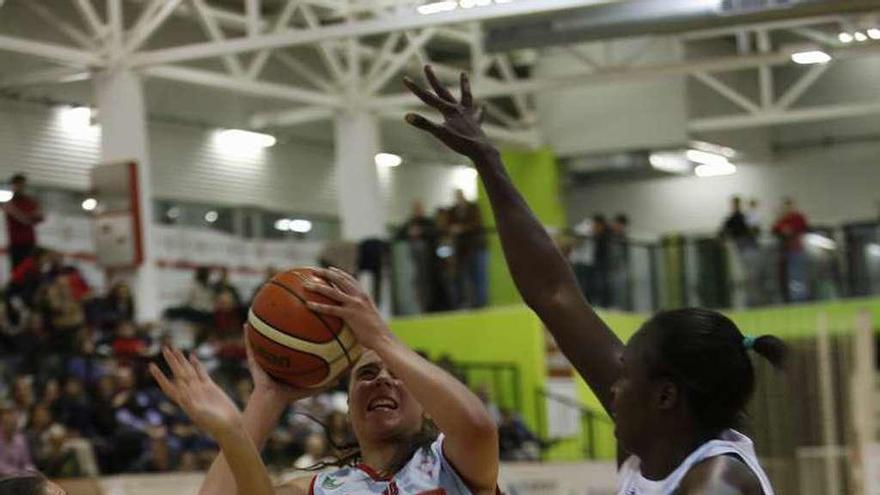 Balic y Syll tratan de taponar a Raquel Carrera, del Celta. // R. Grobas