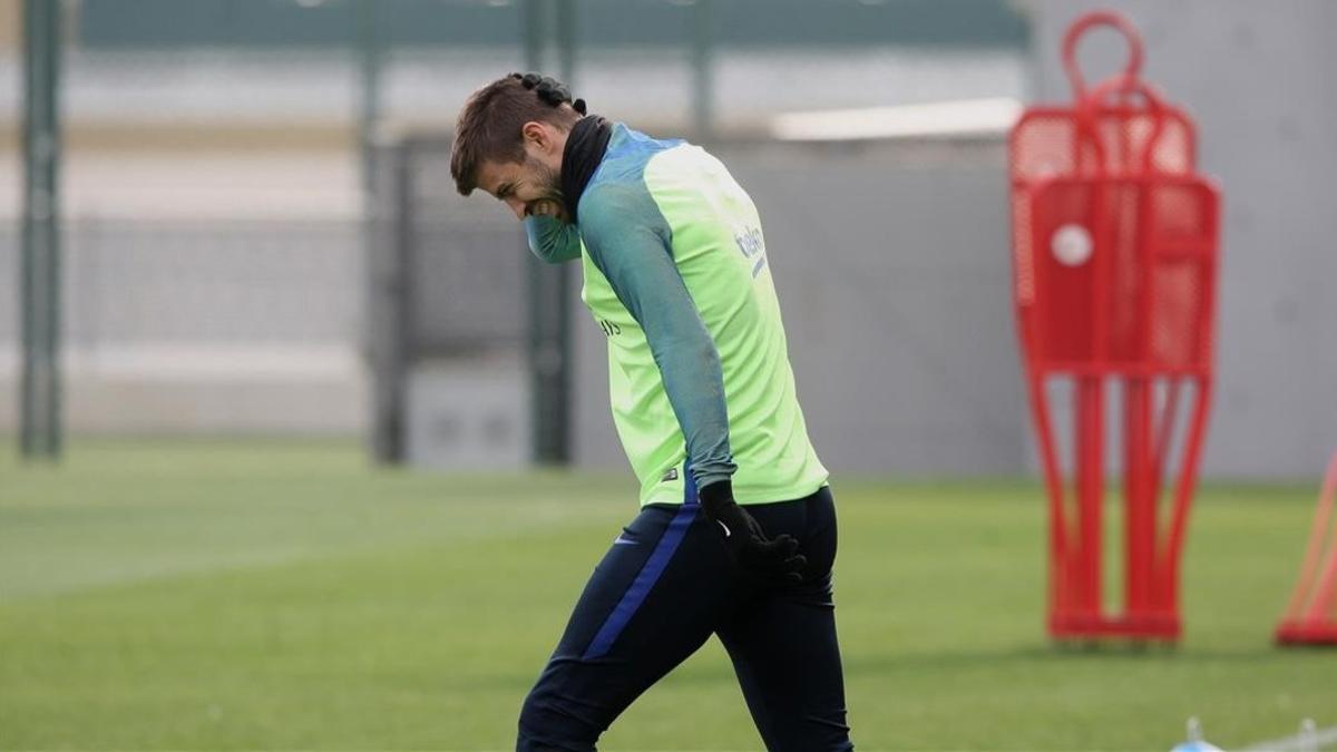 Piqué, en el último entrenamiento del Barça antes de la vuelta de Copa con el Athletic.