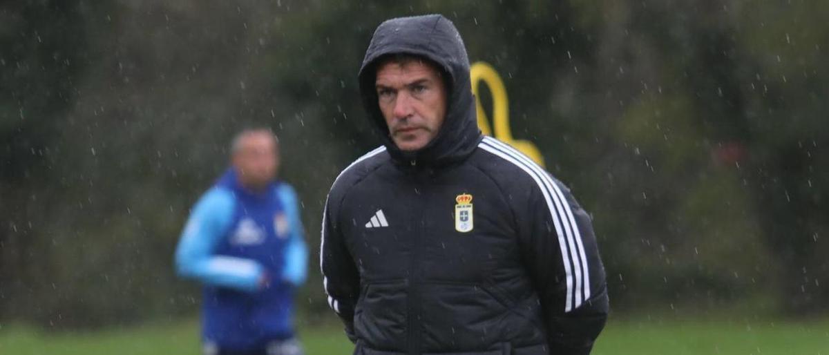 Luis Carrión, bajo la lluvia, en un entrenamiento del Oviedo