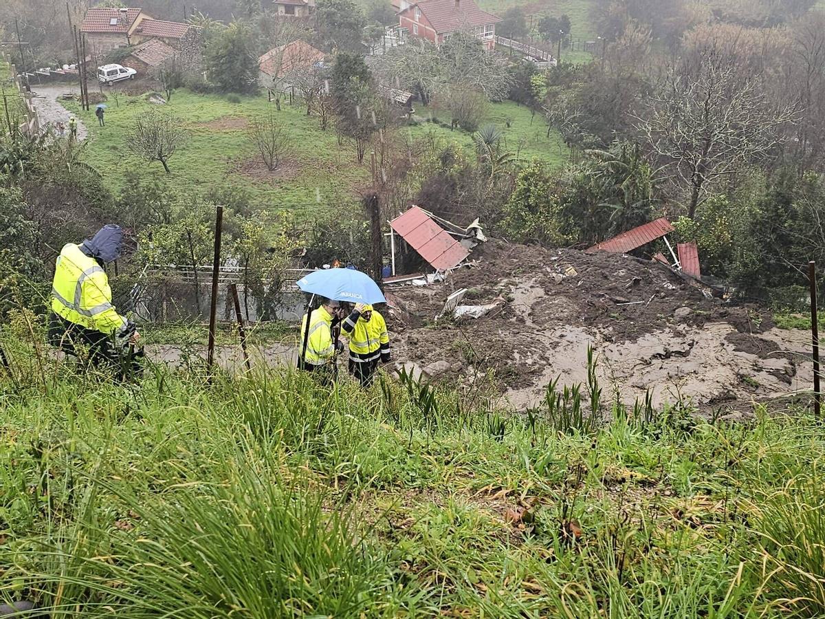 Un desprendimiento en la Autovía do Morrazo sepulta una vivienda en Moaña y deja un vecino herido
