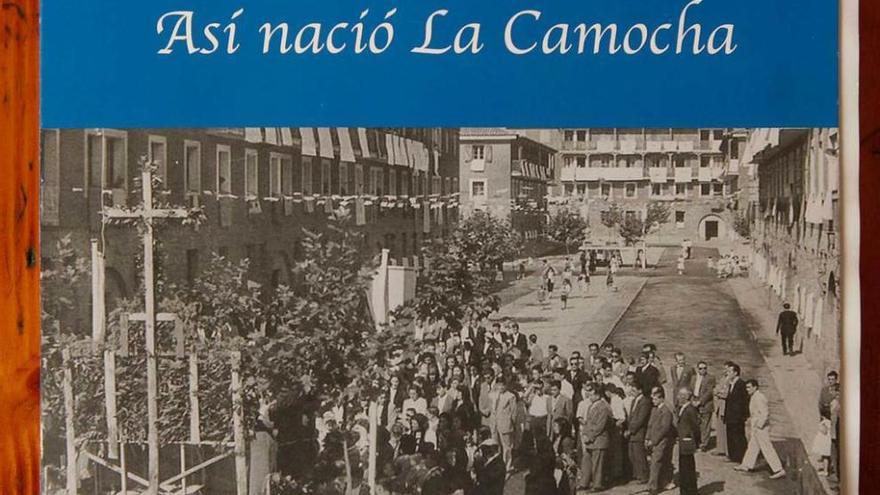 La portada de &quot;Así nació La Camocha&quot;, en la que se ve una de las concurridas calles del barrio.