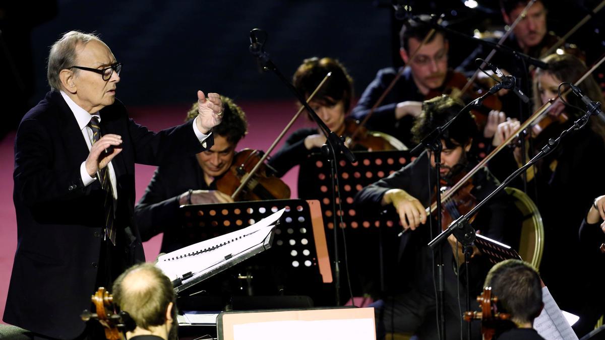 Ennio Morricone dirigiendo una orquesta