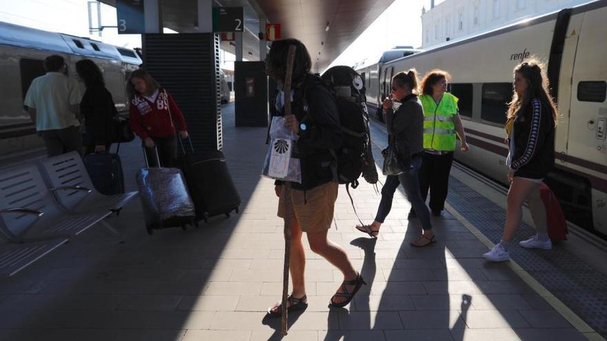 Pasajeros, hoy, en el trasbordo en Zamora. // E. Fraile