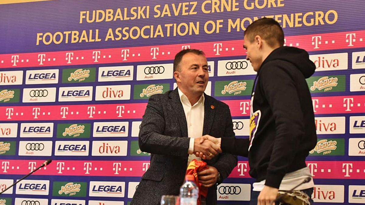 Miodrag Radulovic y Uros Djurdjevic, en la presentación del rojiblanco como internacional montenegrino. | FSCG