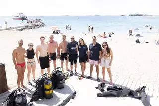 Más de 50 voluntarios y 20 buzos retiran más de cien kilos de residuos de la playa de ses Figueretes